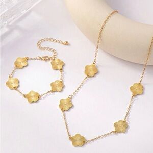 Elegant Gold Floral Necklace and Bracelet Set